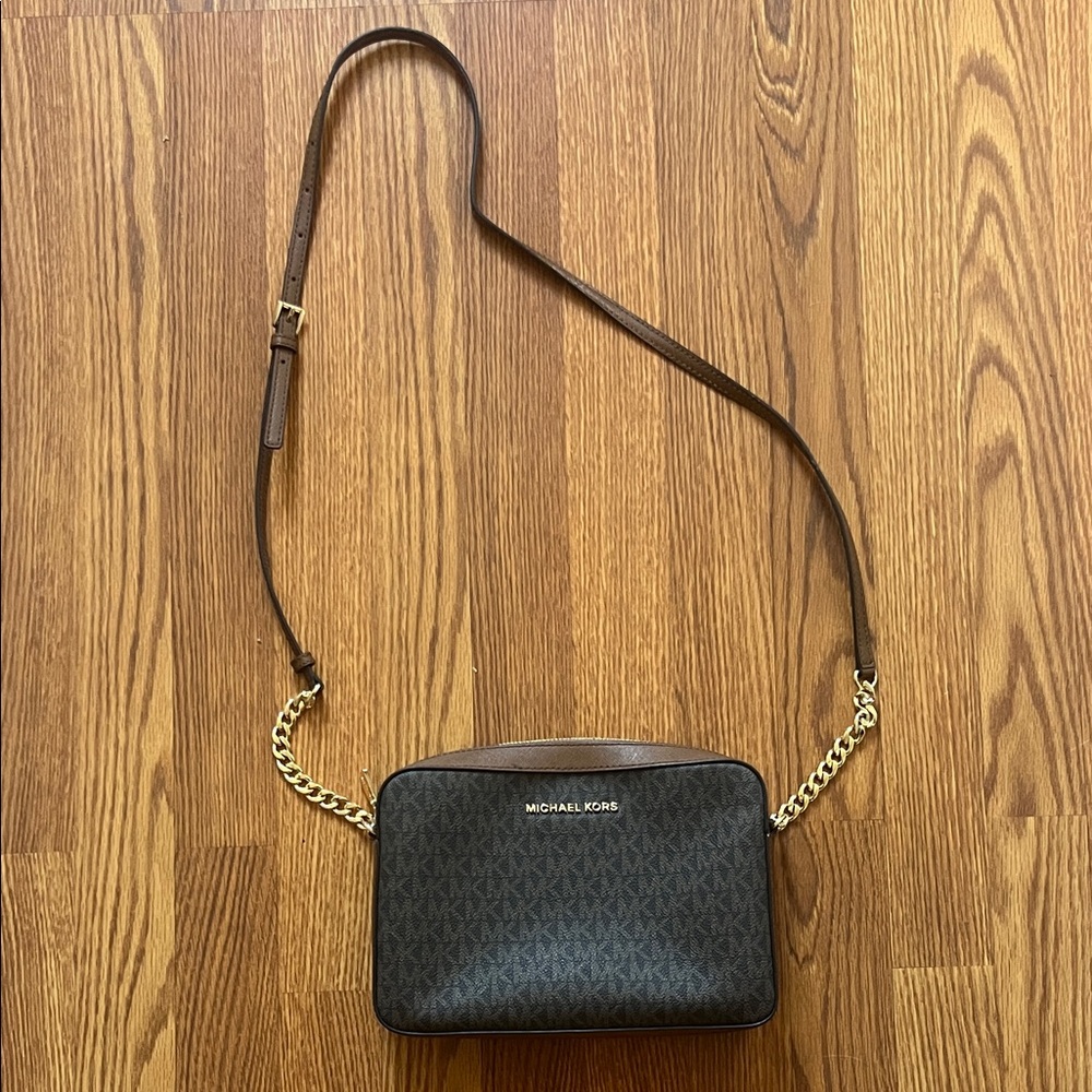 Michael Kors Crossbody W/ Gold Chain 🖤